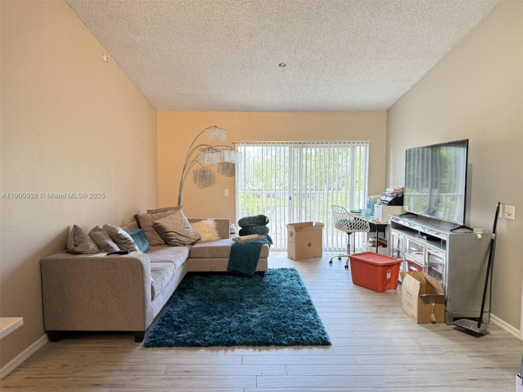 5015 Wiles Rd # 207, Coconut Creek FL 33073