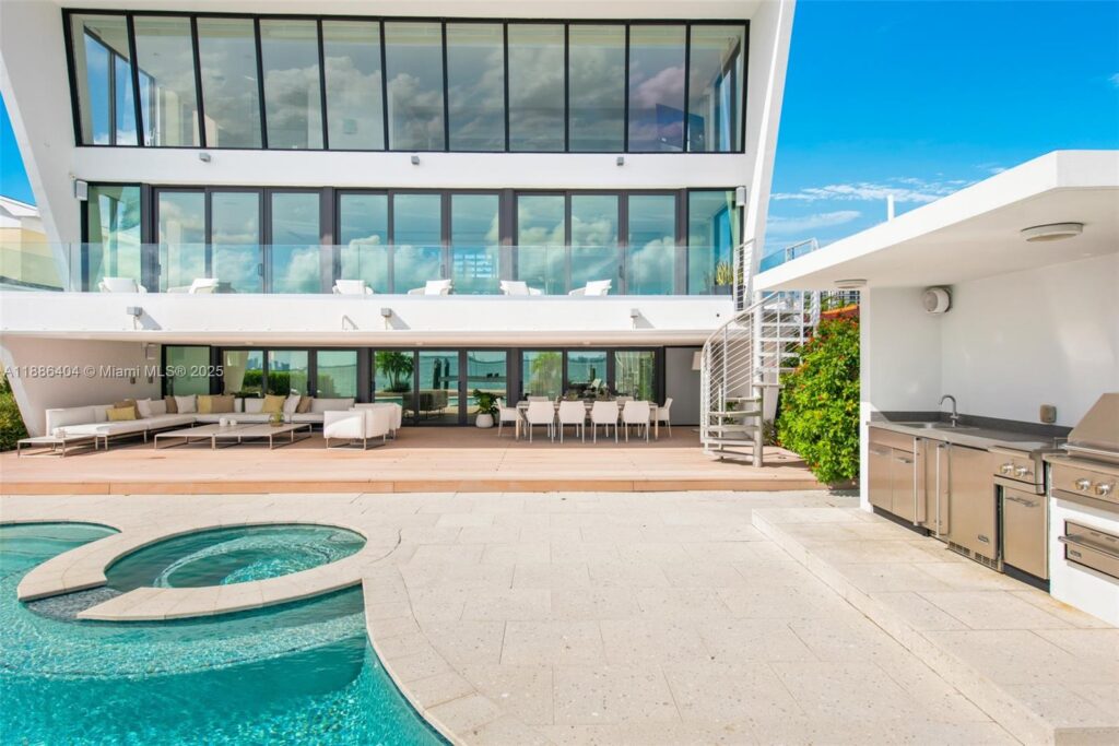 1580 S Treasure Dr, North Bay Village FL 33141