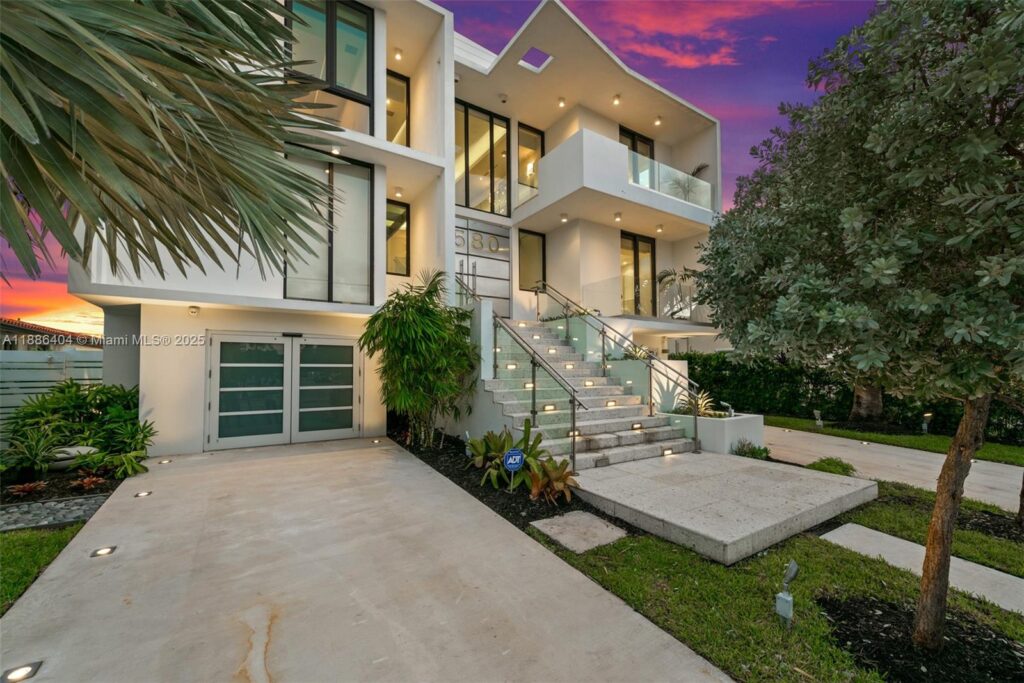 1580 S Treasure Dr, North Bay Village FL 33141