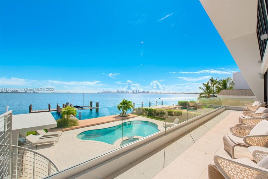 1580 S Treasure Dr, North Bay Village FL 33141