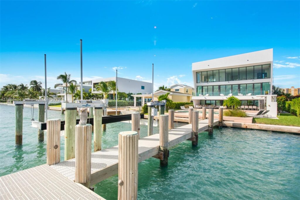1580 S Treasure Dr, North Bay Village FL 33141