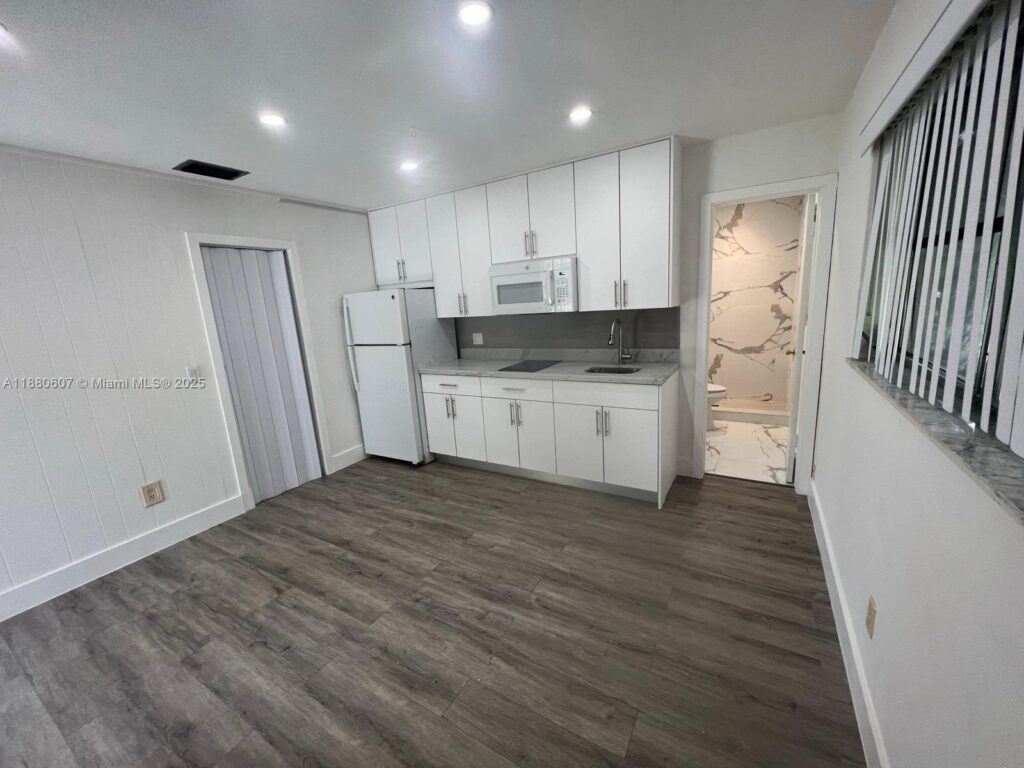 222 SW 8th St # C, Dania Beach FL 33004