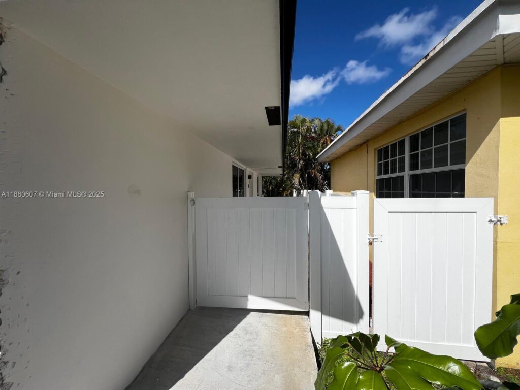 222 SW 8th St # C, Dania Beach FL 33004