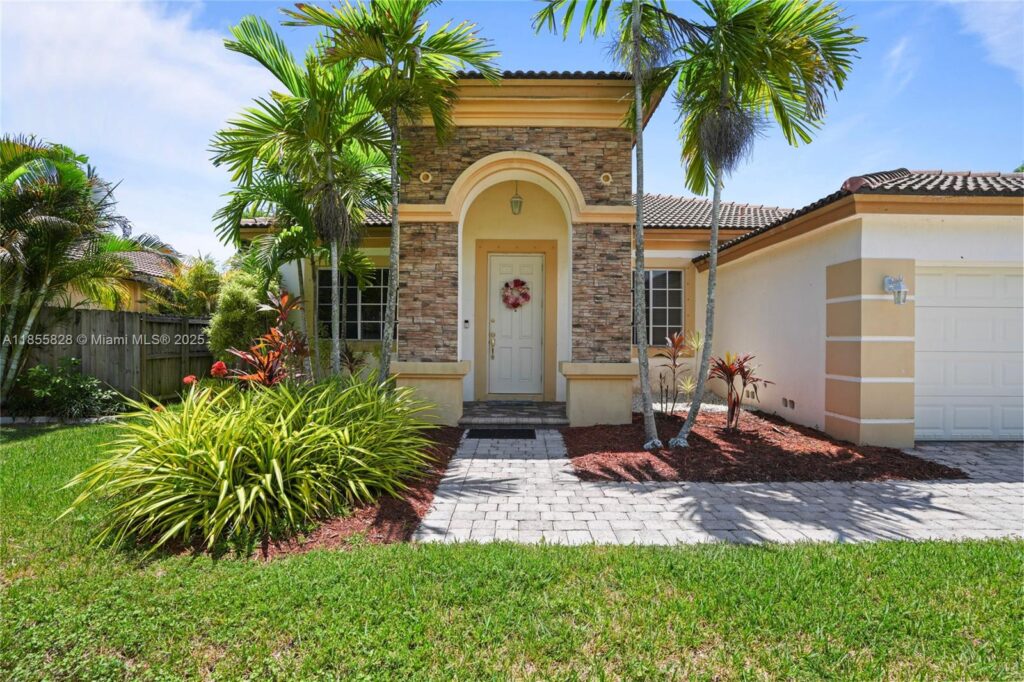 9506 SW 220th Ln, Cutler Bay FL 33190