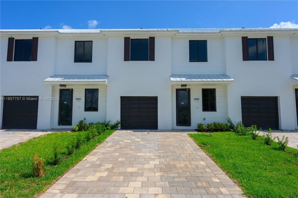 880 SW 1st St, Florida City FL 33034