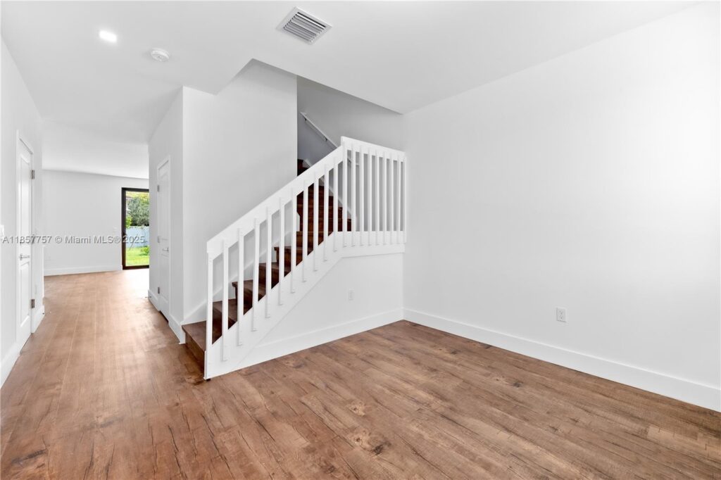 880 SW 1st St, Florida City FL 33034