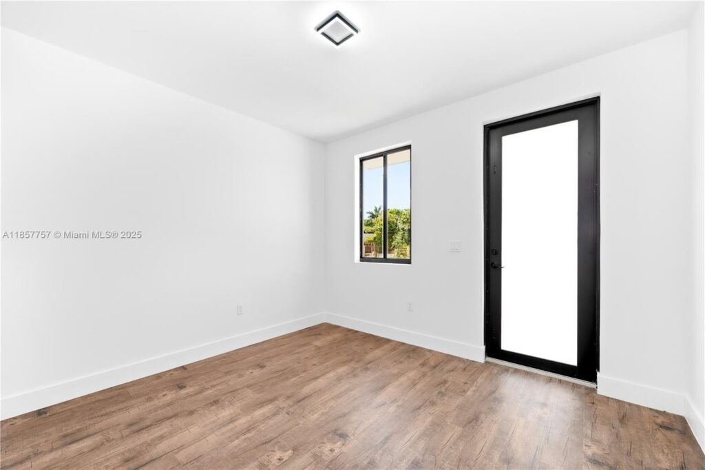880 SW 1st St, Florida City FL 33034