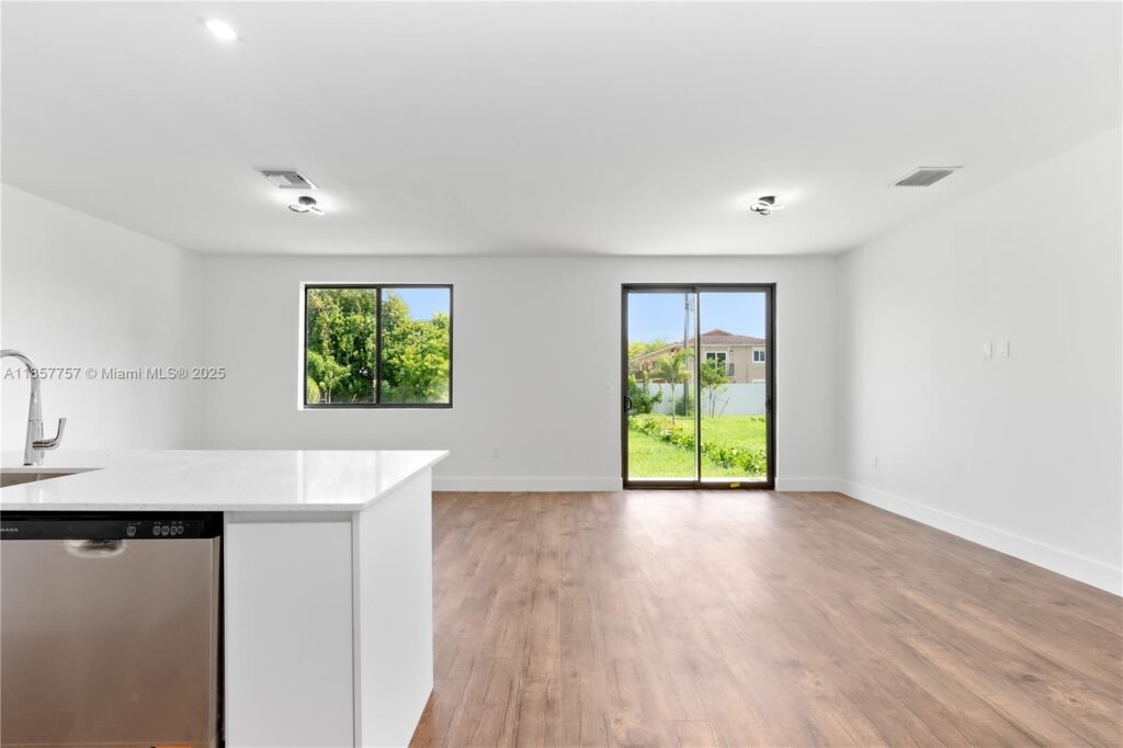 880 SW 1st St, Florida City FL 33034
