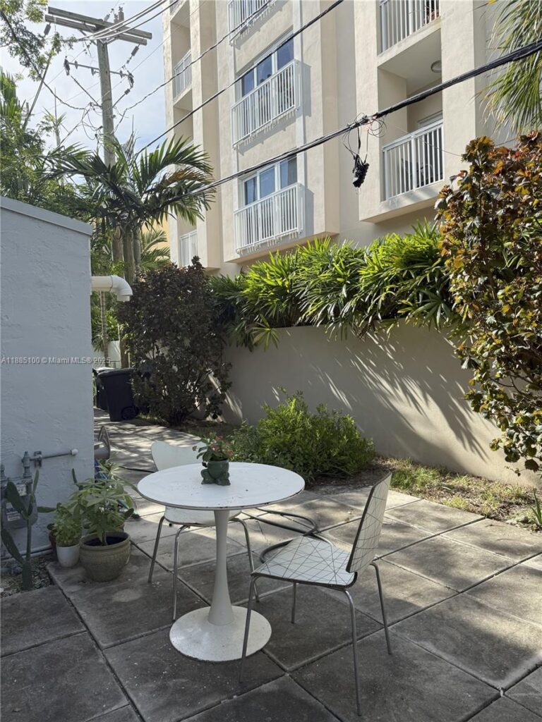 119 Menores Ave # 11, Coral Gables FL 33134