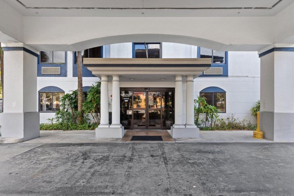 7051 N Seacrest Boulevard, Lantana FL 33462