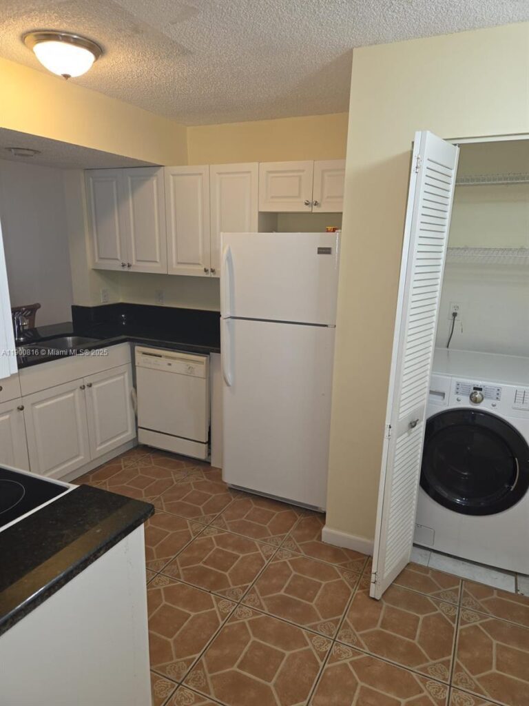 117 Lake Emerald Dr # 108, Oakland Park FL 33309