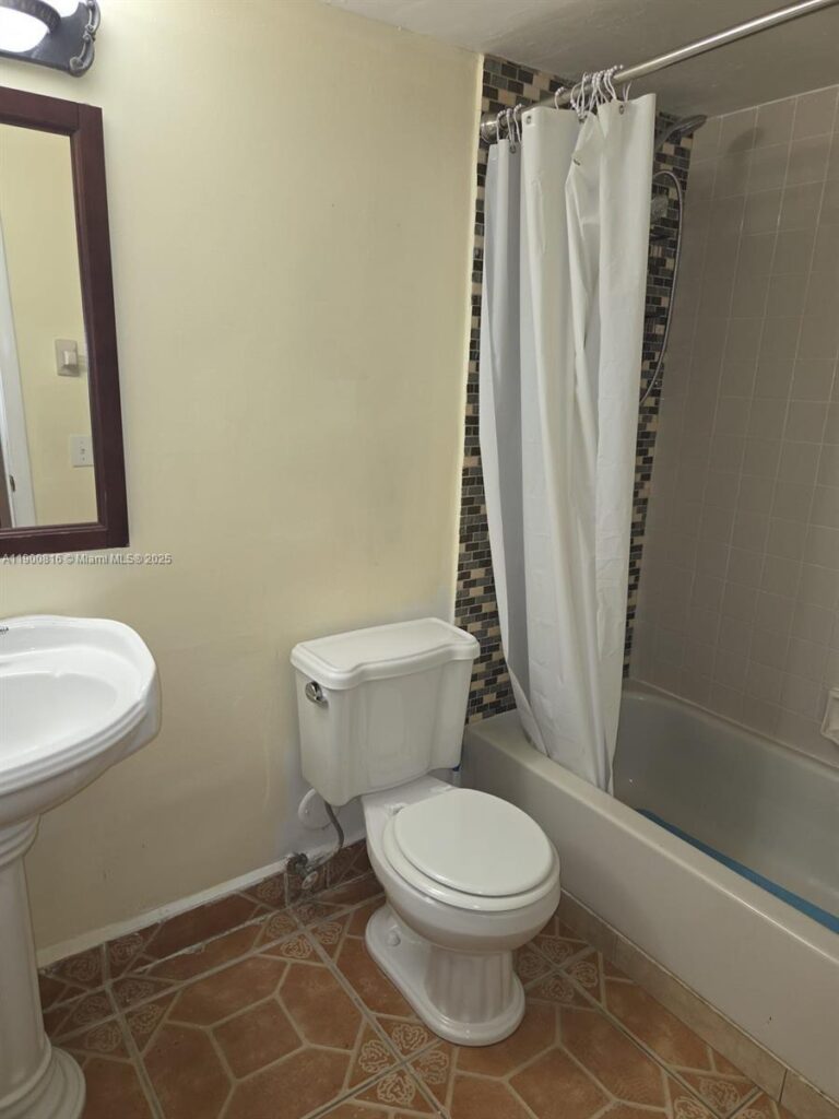 117 Lake Emerald Dr # 108, Oakland Park FL 33309