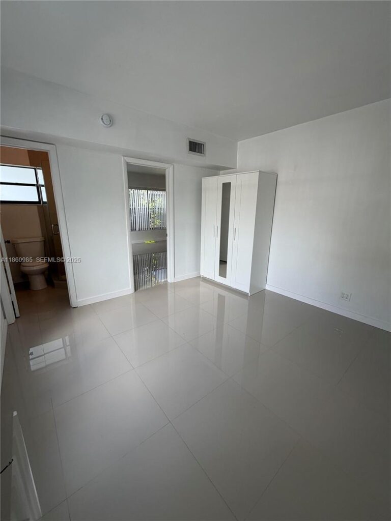 2800 S University Dr # 2A, Davie FL 33328
