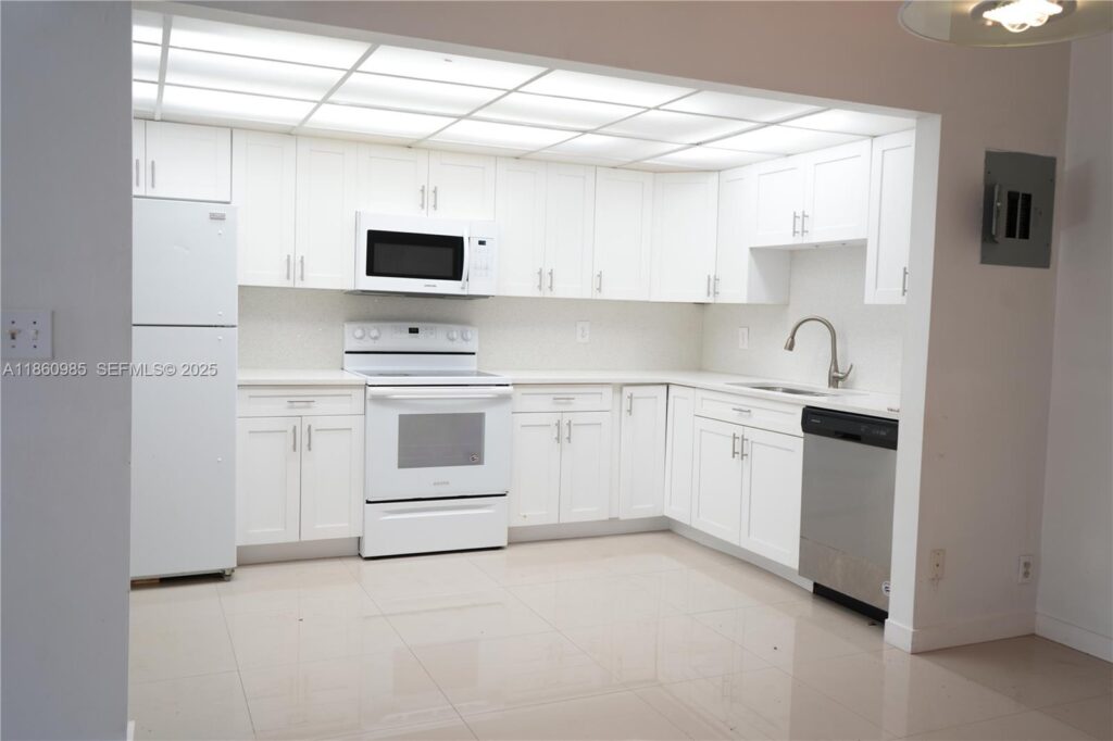 2800 S University Dr # 2A, Davie FL 33328