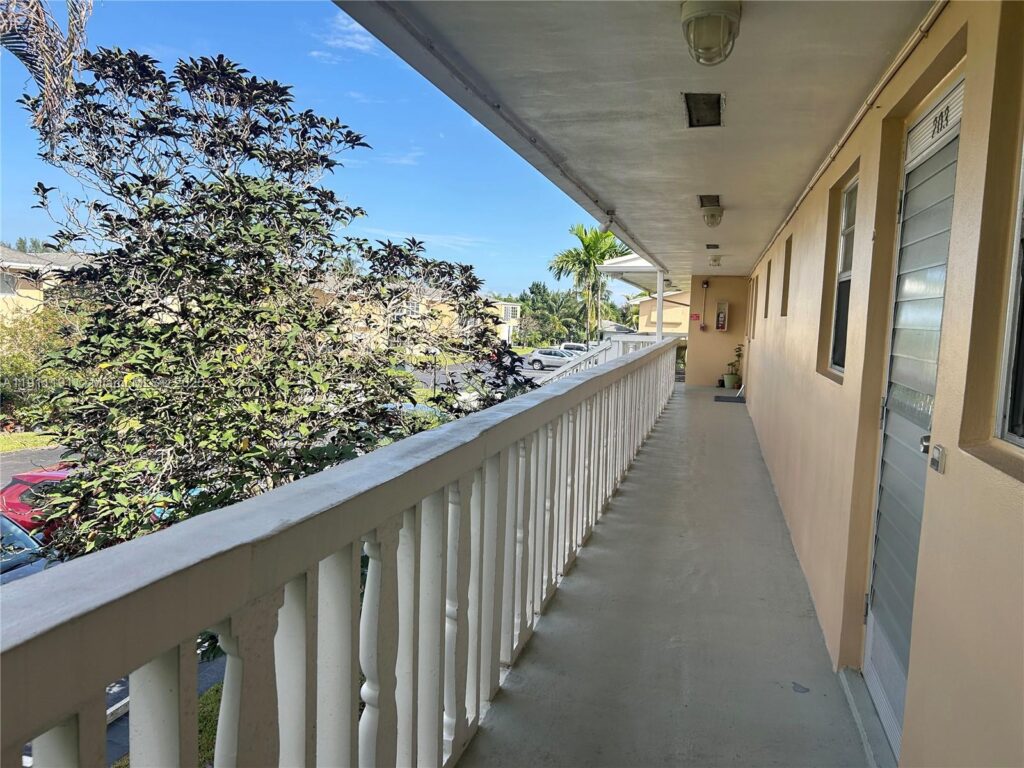 2112 NE 1st Way # 203, Boynton Beach FL 33435