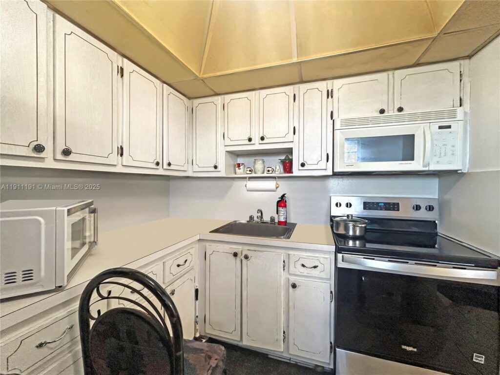 2112 NE 1st Way # 203, Boynton Beach FL 33435