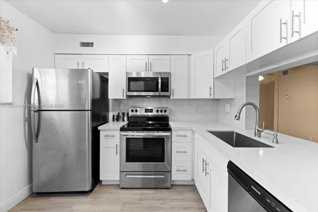 3047 N Oakland Forest Dr # 204, Oakland Park FL 33309