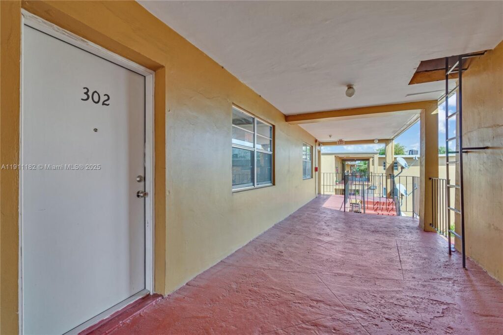 1330 W 54th St # 302C, Hialeah FL 33012
