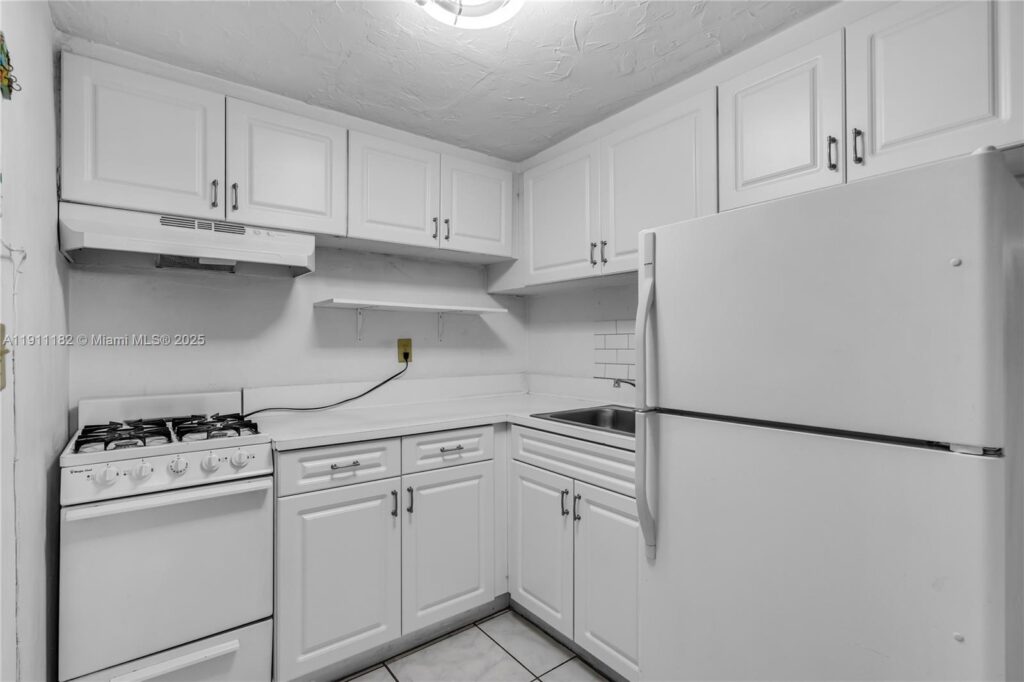 1330 W 54th St # 302C, Hialeah FL 33012
