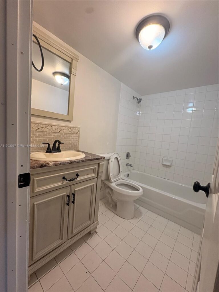 18850 NW 57th Ave # 306, Hialeah FL 33015