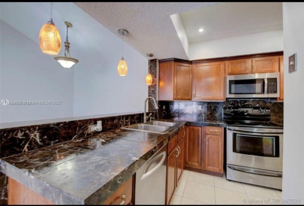 18850 NW 57th Ave # 306, Hialeah FL 33015