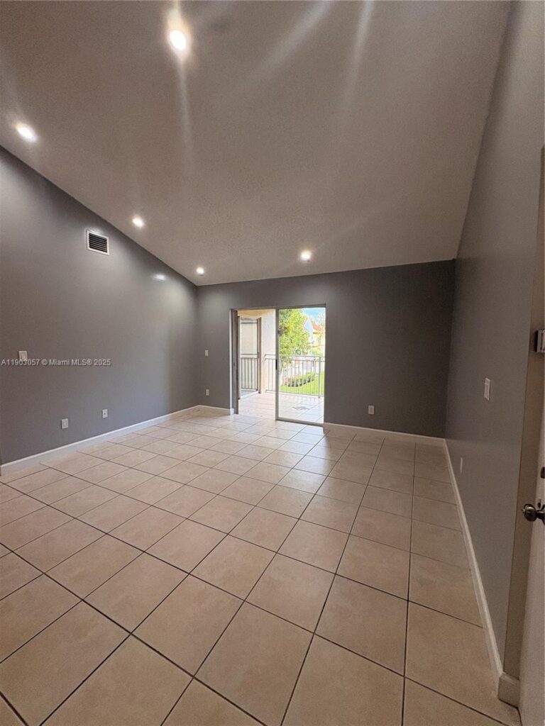 18850 NW 57th Ave # 306, Hialeah FL 33015