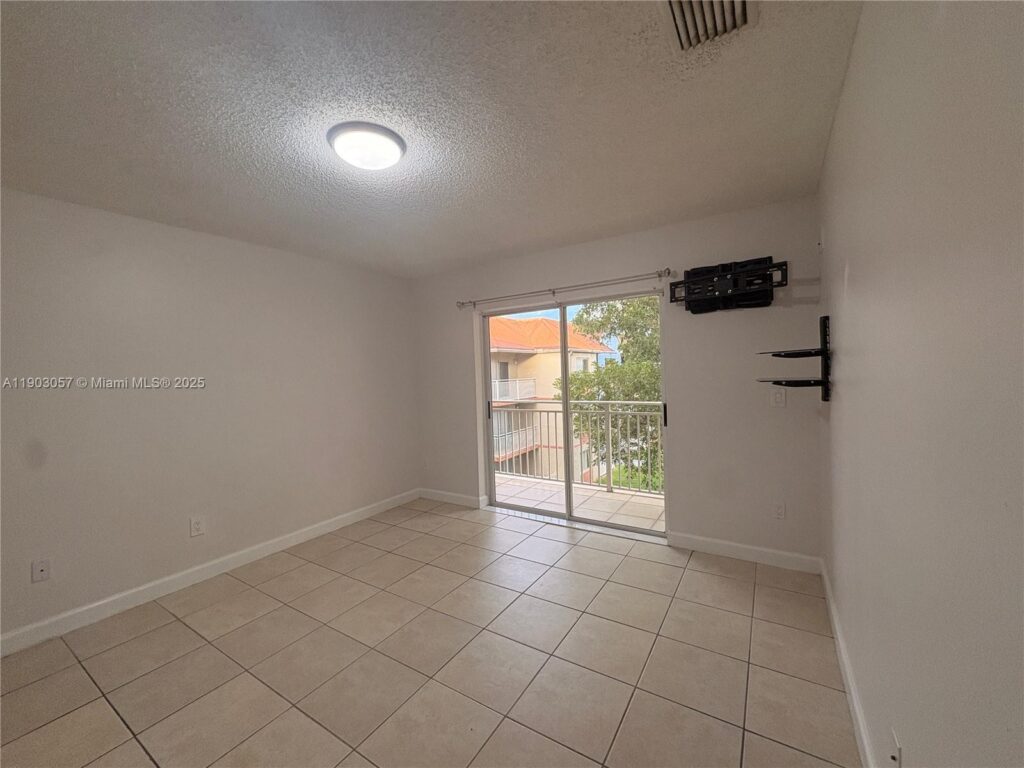 18850 NW 57th Ave # 306, Hialeah FL 33015