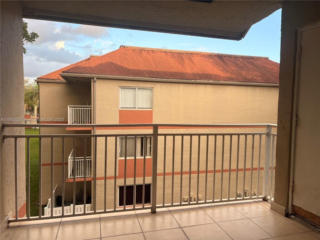 18850 NW 57th Ave # 306, Hialeah FL 33015