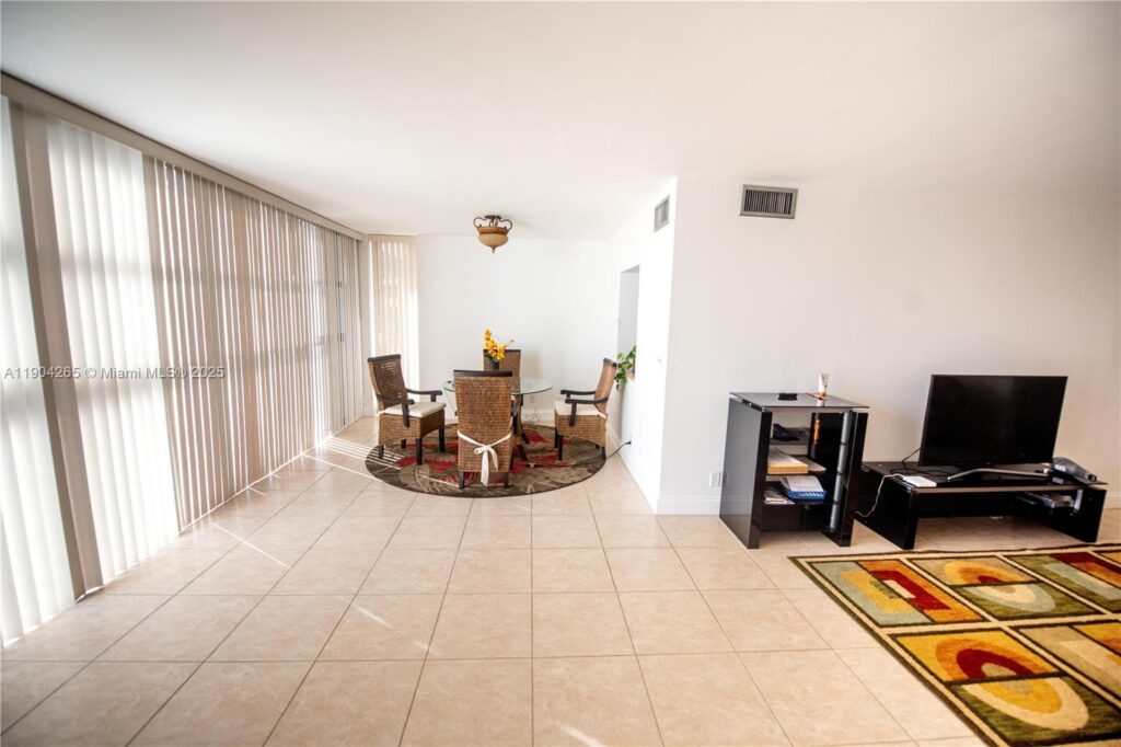 200 Leslie Dr # 214, Hallandale Beach FL 33009