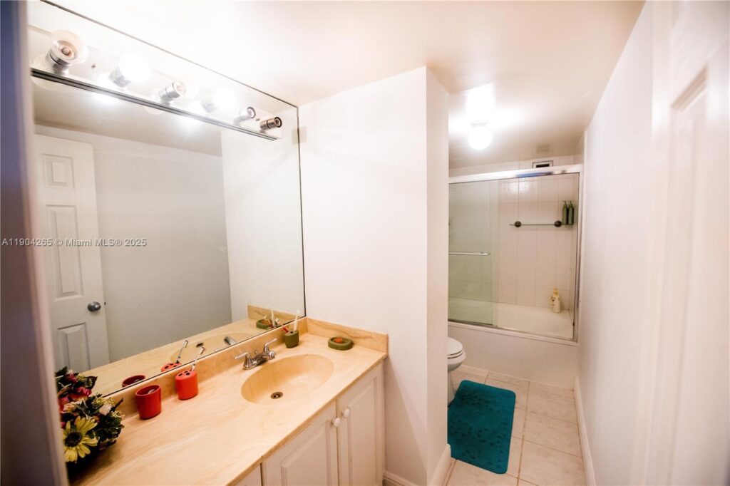 200 Leslie Dr # 214, Hallandale Beach FL 33009