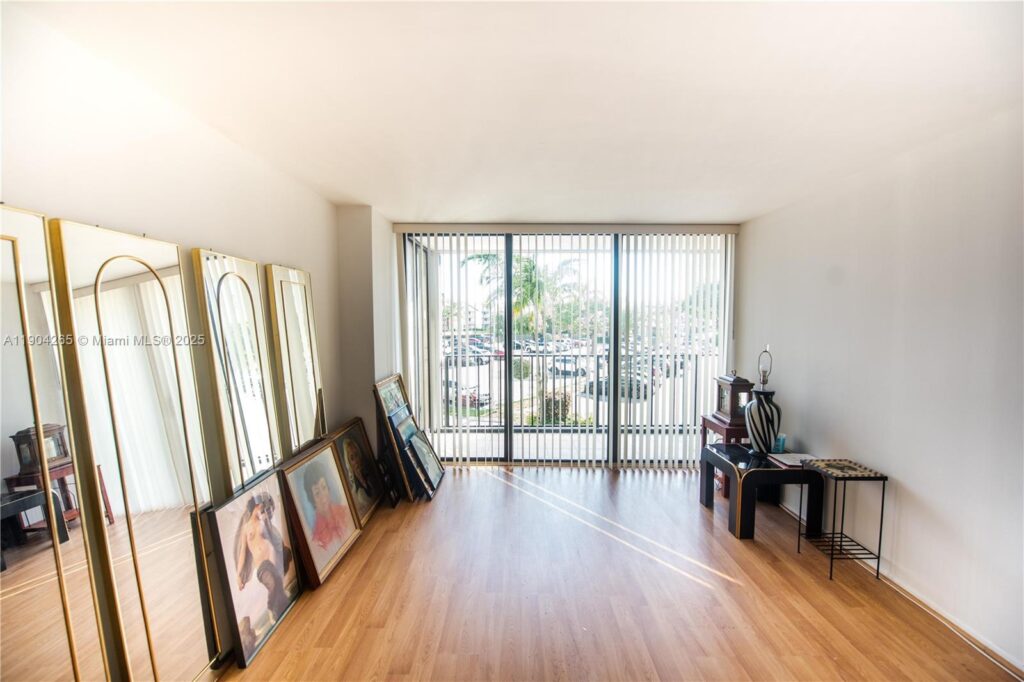 200 Leslie Dr # 214, Hallandale Beach FL 33009