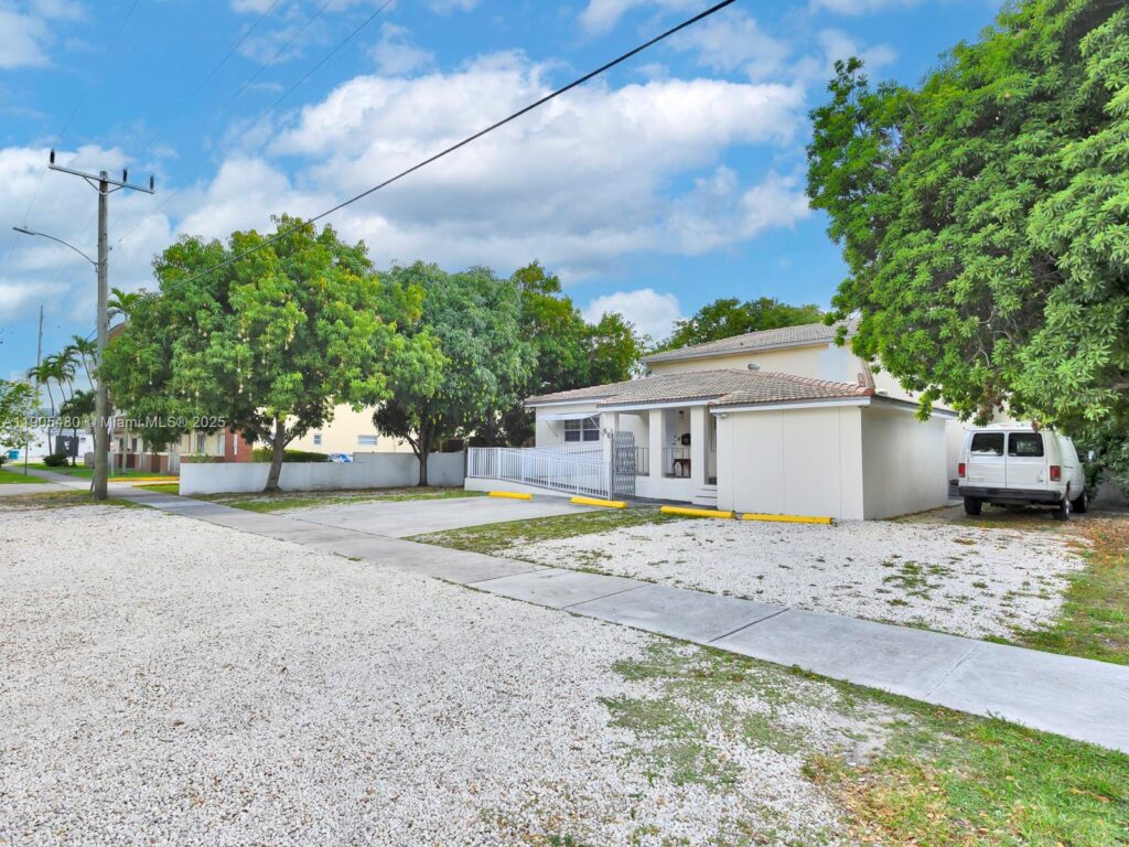 660 Miller Dr, Miami Springs FL 33166