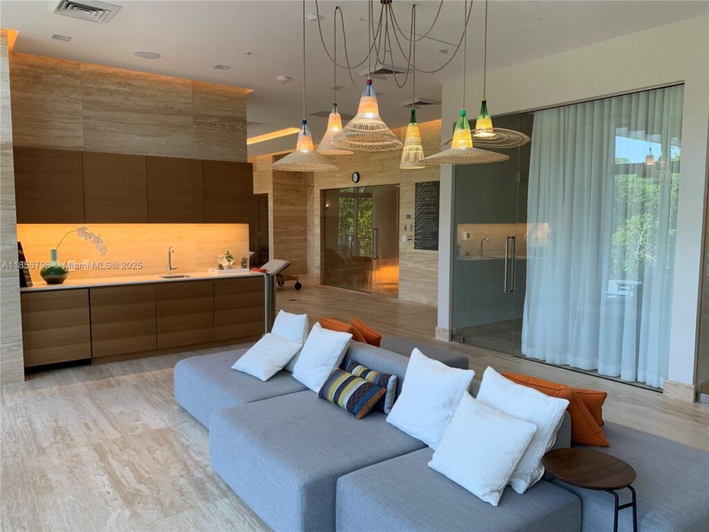 16385 Biscayne Blvd # 2720, North Miami Beach FL 33160