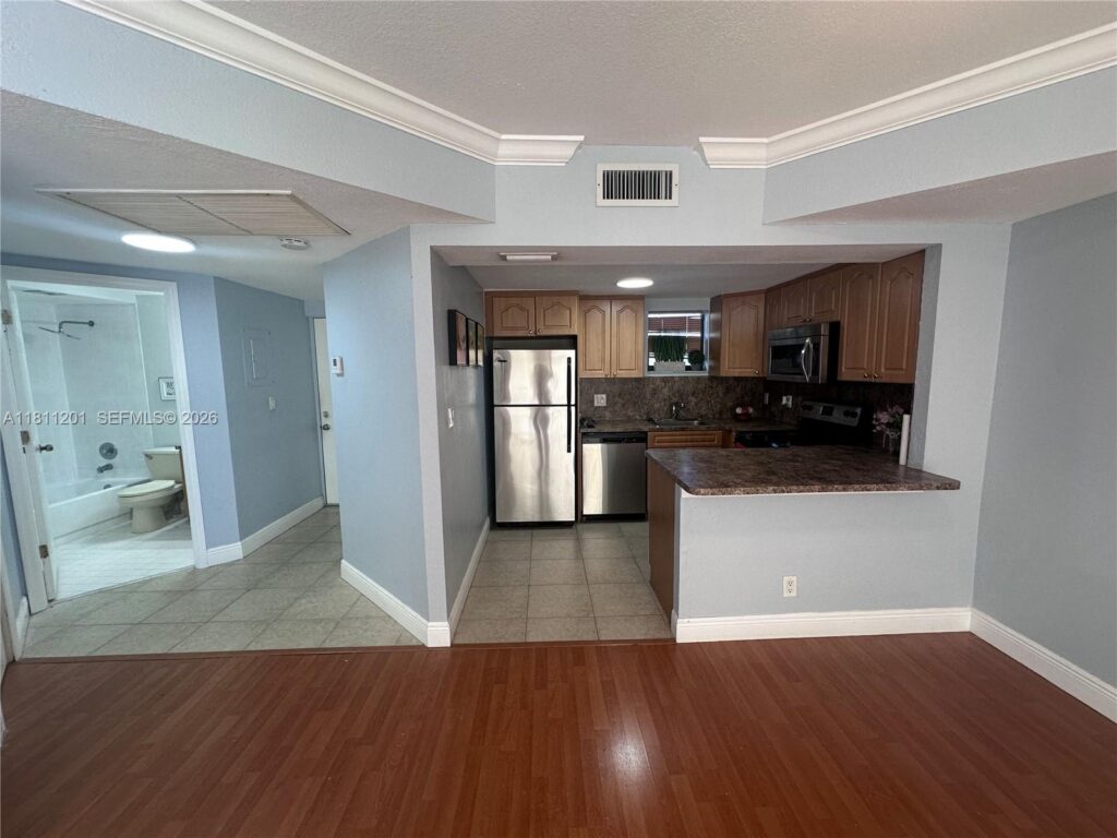 8290 Lake Dr # 502, Doral FL 33166