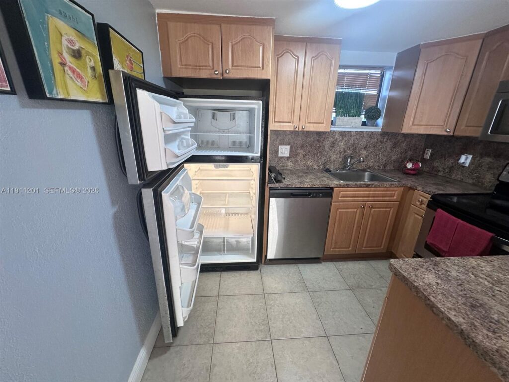 8290 Lake Dr # 502, Doral FL 33166