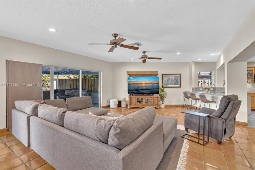2108 NE 24th St, Wilton Manors FL 33305