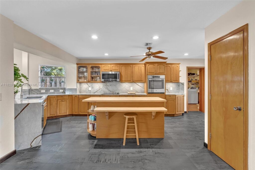 2108 NE 24th St, Wilton Manors FL 33305