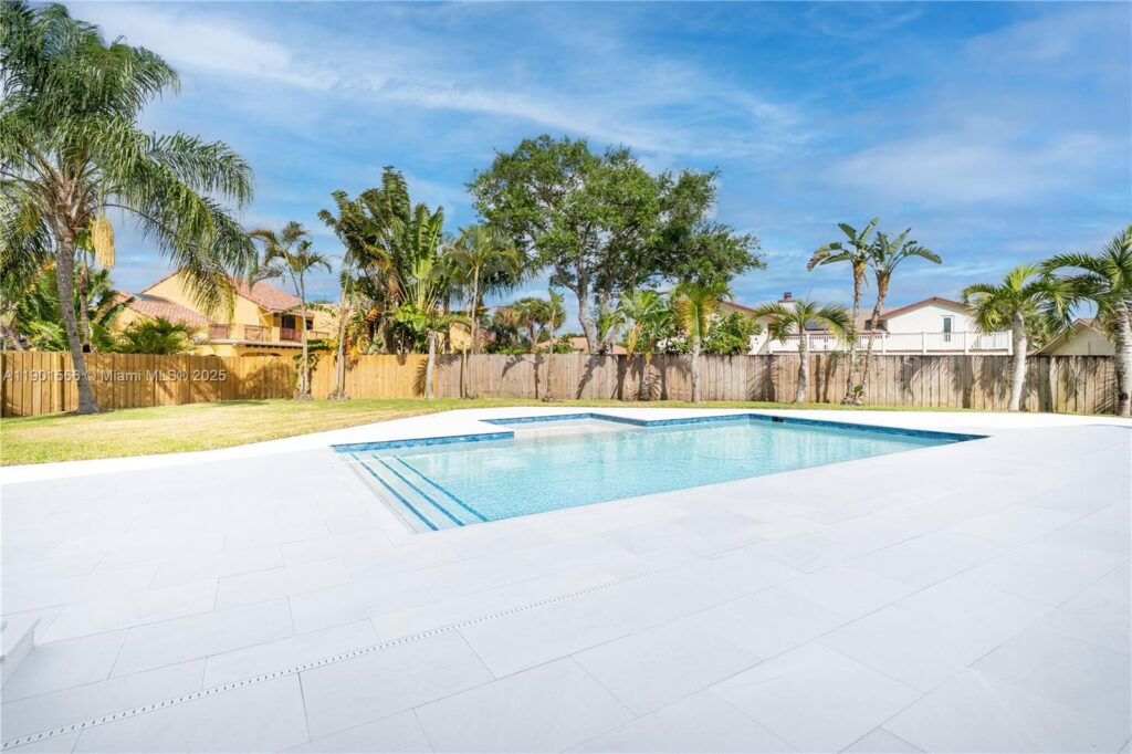 842 W Coco Plum Cir, Plantation FL 33324