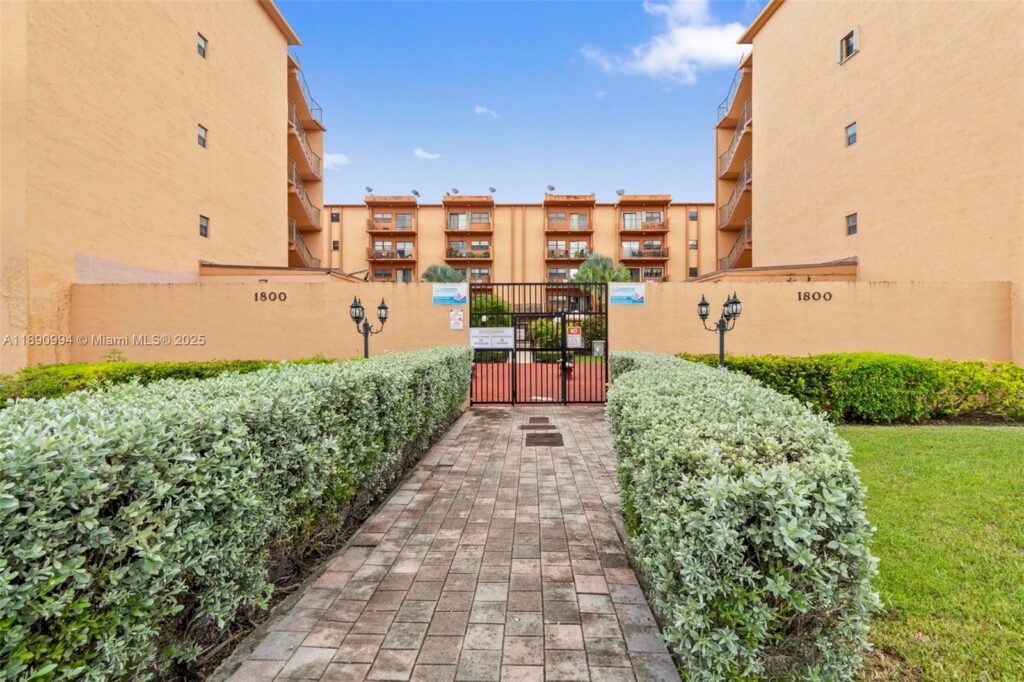 1800 W 54th St # 109, Hialeah FL 33012
