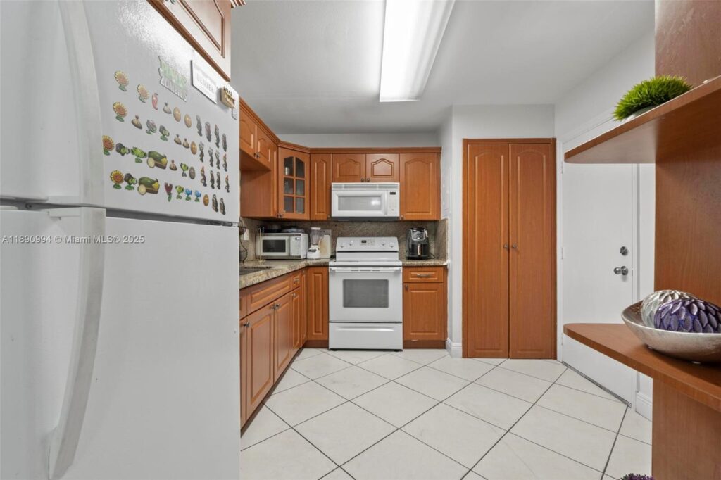 1800 W 54th St # 109, Hialeah FL 33012