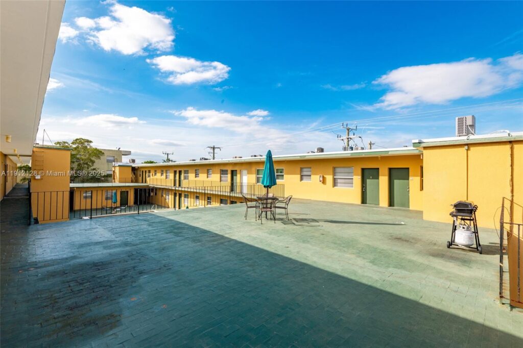 1975 NE 135th St # 3B, North Miami FL 33181