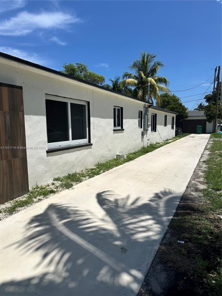42 SE 10th Ter, Dania Beach FL 33004