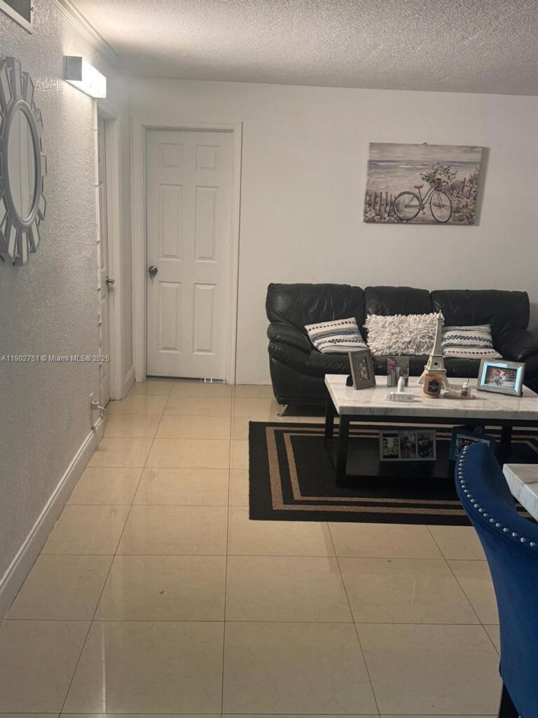 3955 N Nob Hill Rd # 101, Sunrise FL 33351