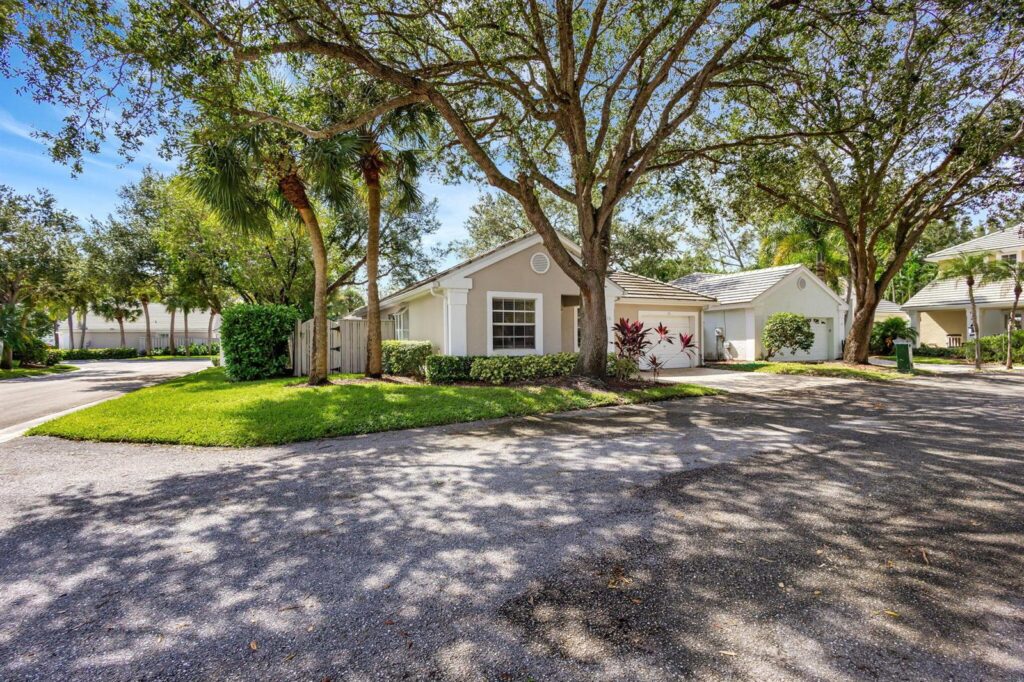 15 Admirals Court, Palm Beach Gardens FL 33418