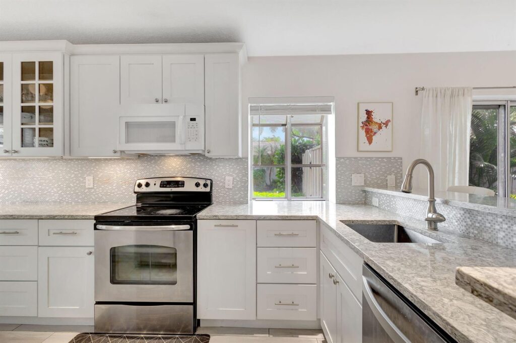 15 Admirals Court, Palm Beach Gardens FL 33418