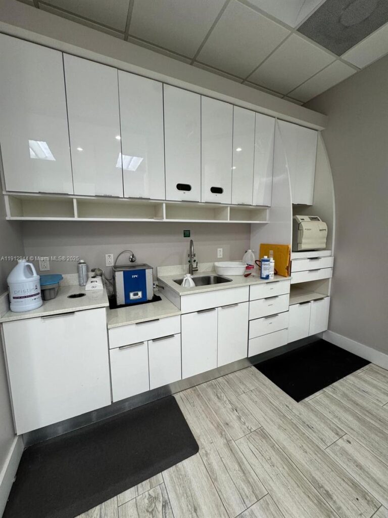 9440 W Commercial Blvd, Sunrise FL 33351