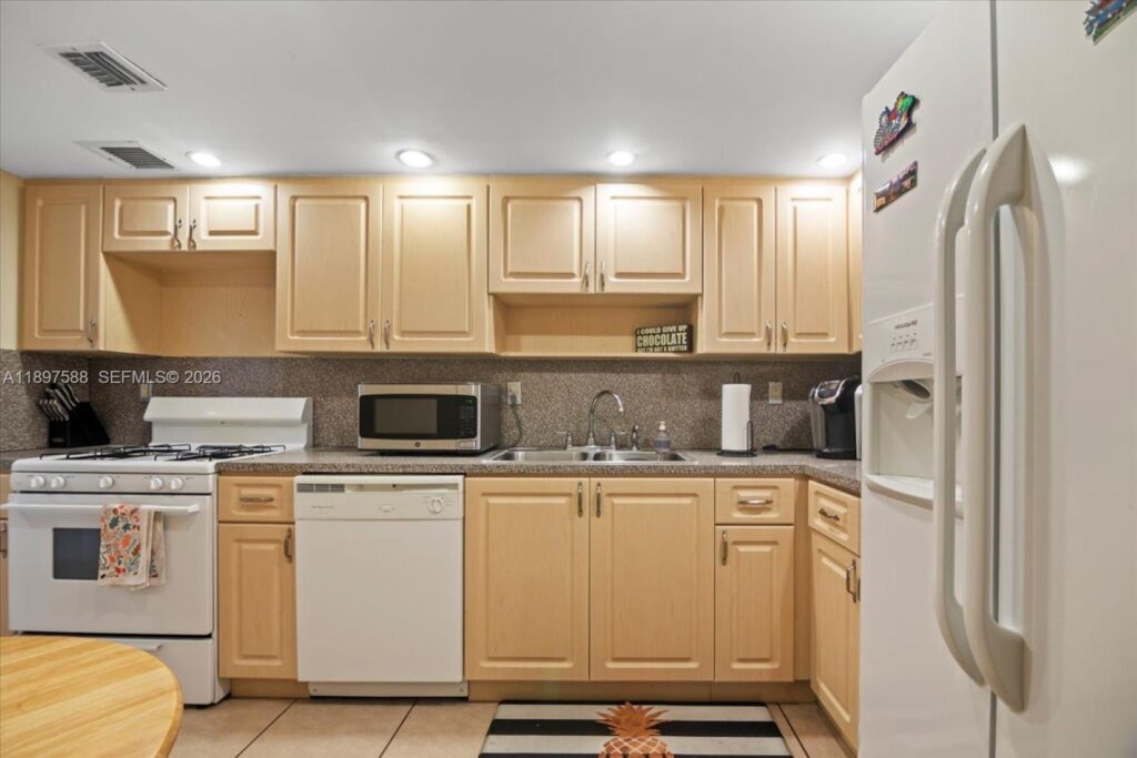 3140 S Ocean Dr # 207, Hallandale Beach FL 33009