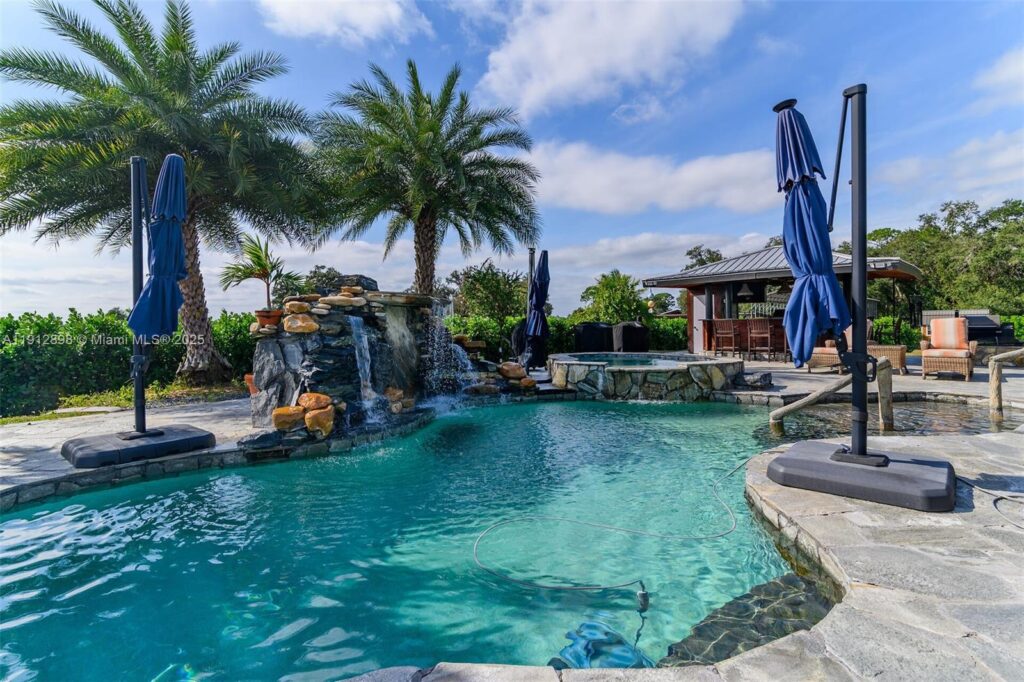 5675 County Road 78, La Belle FL 33935