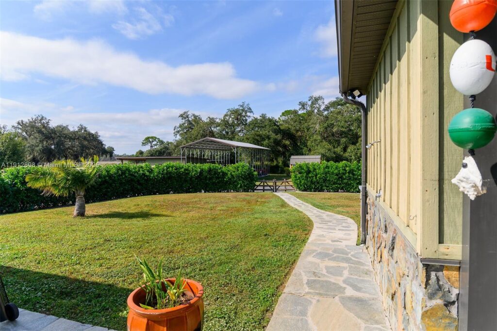 5675 County Road 78, La Belle FL 33935