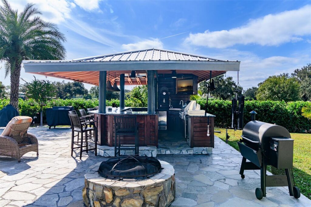 5675 County Road 78, La Belle FL 33935